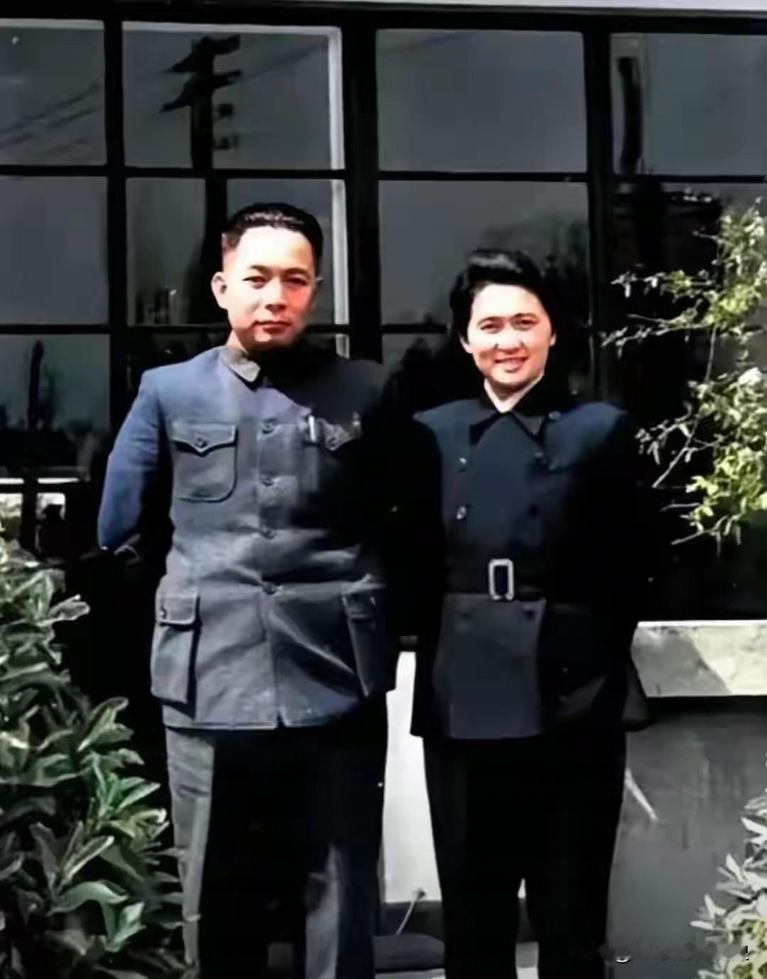 这是陈丕显与夫人谢志成的珍贵合影，二人着装端庄得体，神情从容自信，尽显革命伴侣的