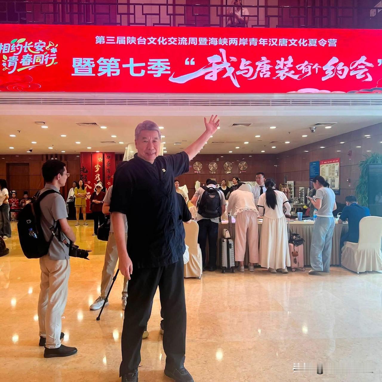 张亚中今（13日）在脸书发文表示，两岸青年着唐装，感受文化之美 。今天，当两岸青