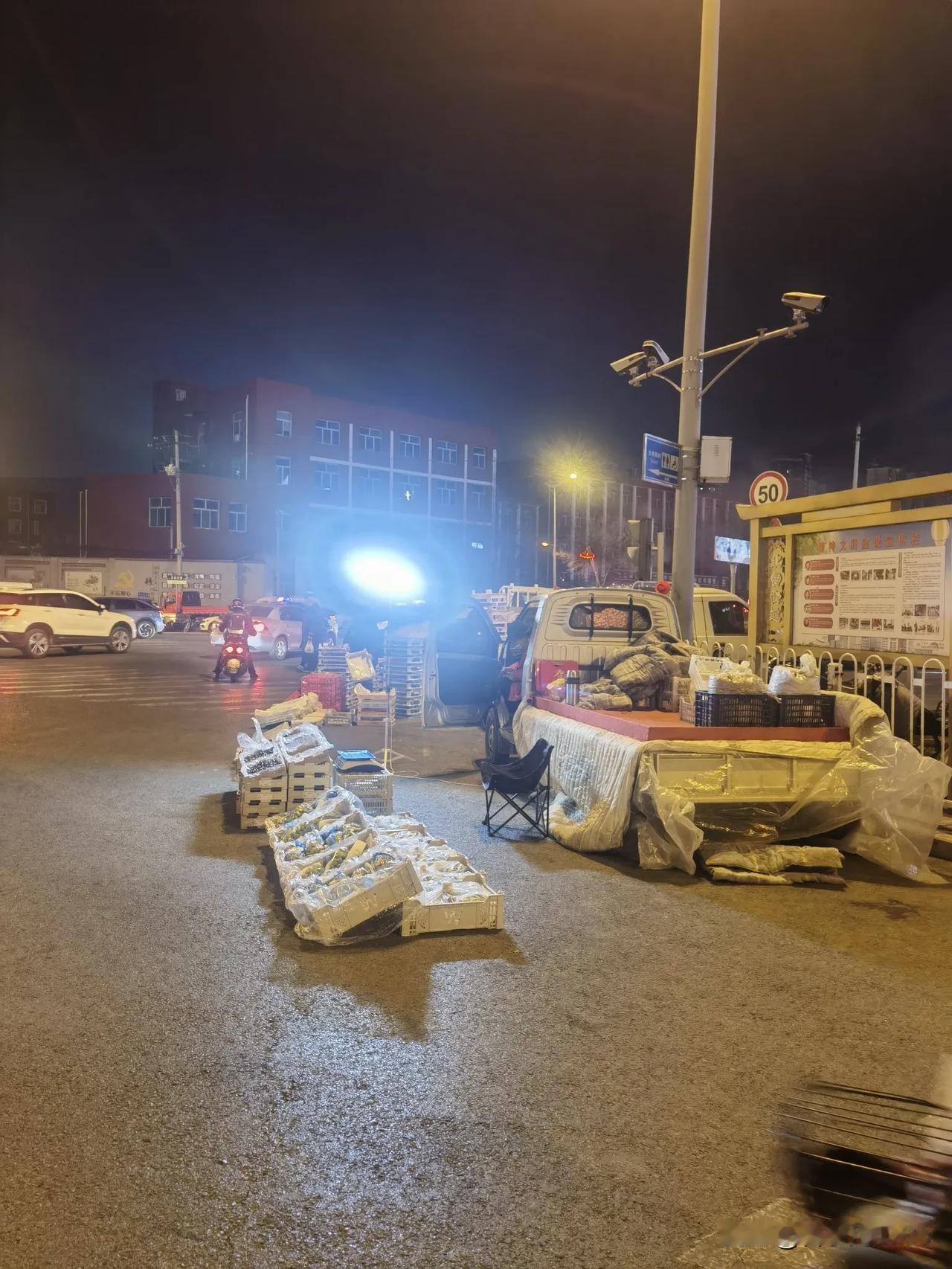 太原多路口轻卡占道摆摊卖水果 交通受扰亟待解决
 
 近日，太原市太榆路学府街口