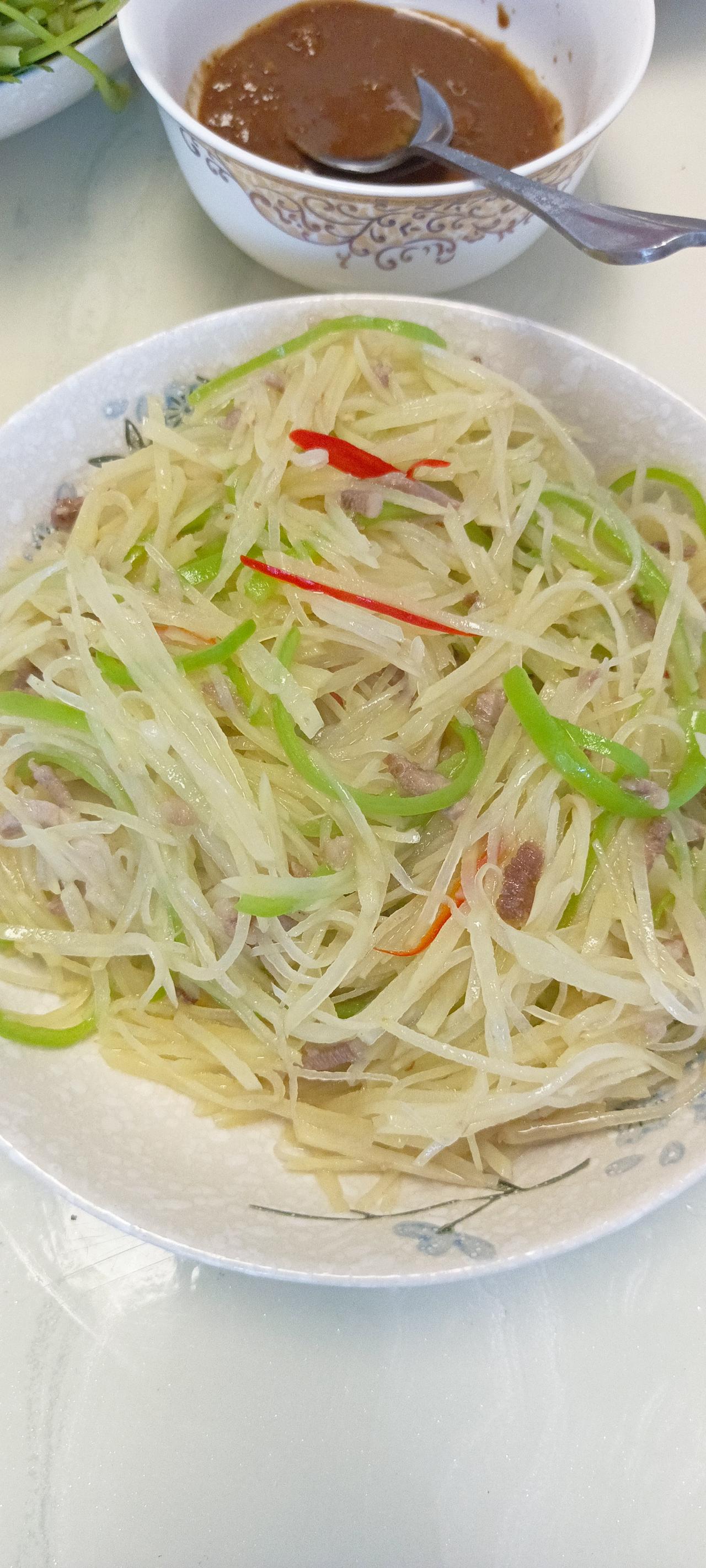 我们两口子，一个在减肥，一个想增重，都很难！
晚饭已经按照要求做好，就等着老王用