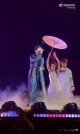 胡夏祝大家天官赐福百无禁忌胡夏的歌声，简直是在诉说谢怜与花城的爱情故事，唱得你心