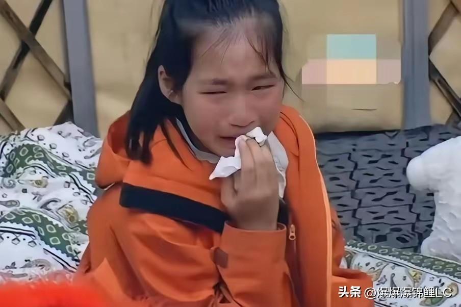 很多家长天天盯着孩子的卷子，总觉得考高分才是唯一的出路。

这下咱们可算是看明白