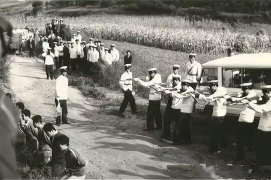这是1983年，严打期间，即将对执行死刑的犯人行刑时所拍摄的照片。为了震慑宵小，