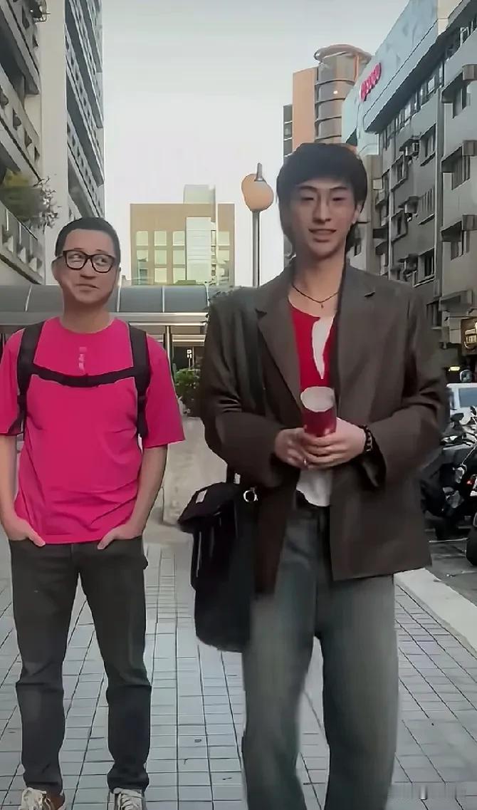 哈林看儿子的表情，用一句成语怎么形容[what]