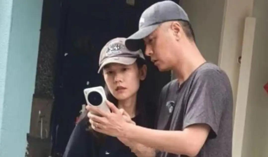 面馆偶遇任重夫妇，俩人腻一起看手机，孙骁骁素颜看脸还像30岁！ 