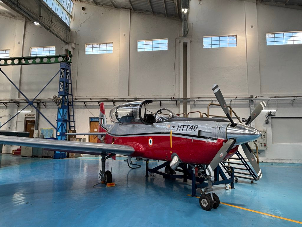 印度斯坦航空有限公司（HAL）在班加罗尔举行的仪式上正式向印度空军交付了第一架国