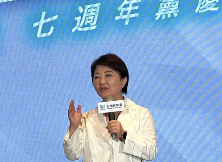 台中这一幕，直接点燃了岛内舆论！
 
8 月 2 日民众党建党七周年党庆现场，受