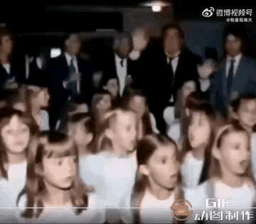 看看这些西方精英人物的所参与的活动，看看这些茫然不知所措的孩子，一大群年人，而且