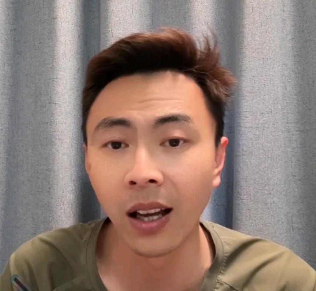 海港球迷邱少透露，他们的球迷从没有给俱乐部还有球员施加压力，不像上海申花球迷。