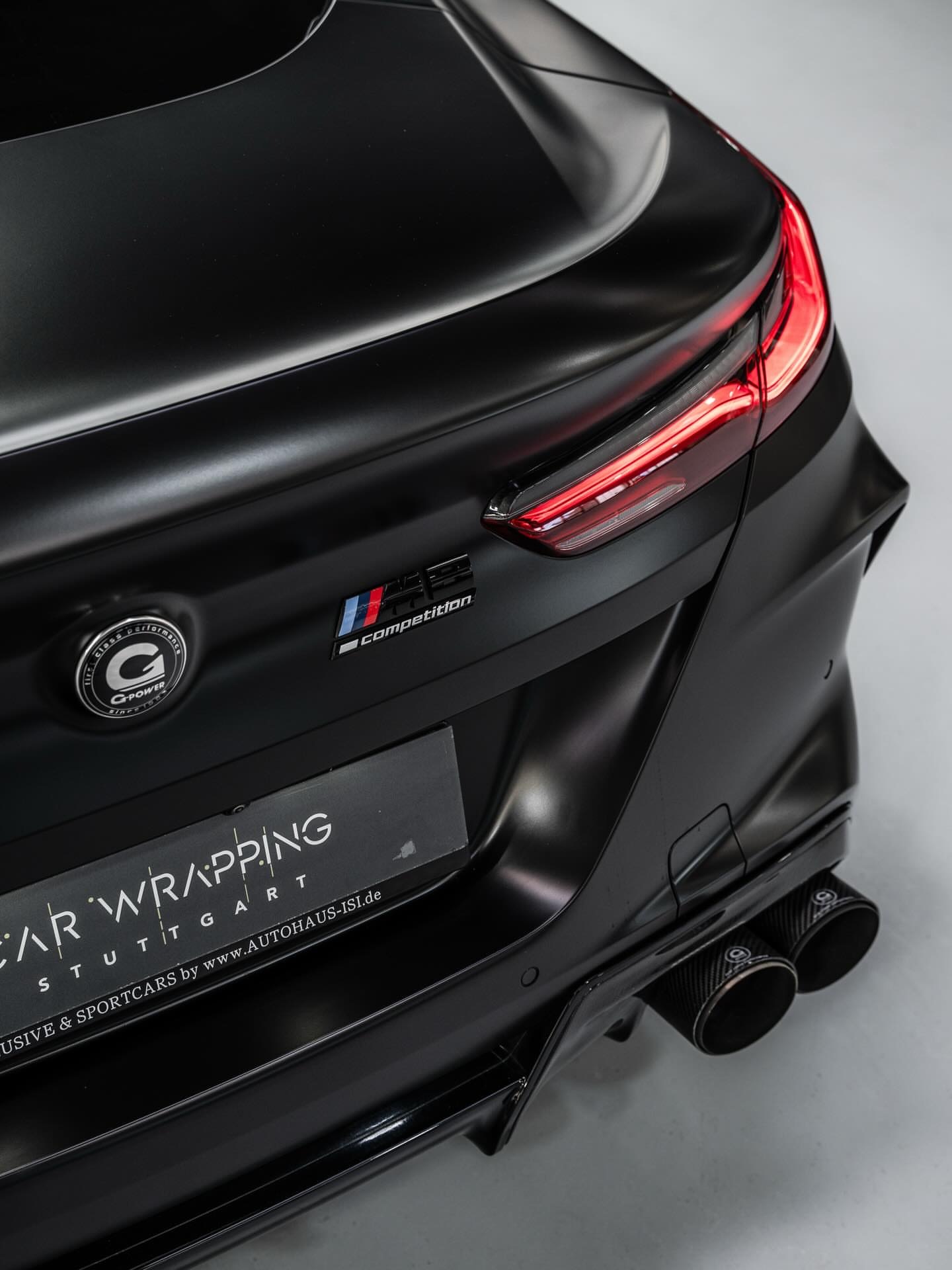 全车喷漆——宝马M8——亚光黑从红色到亚光黑。既不“大胆”，也不“高贵”。只是毫