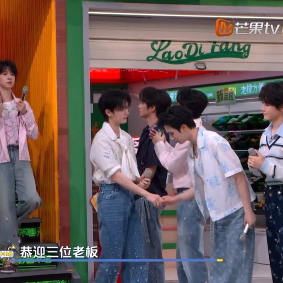 这大老板咋这么萌，一个一个跟别人握手 