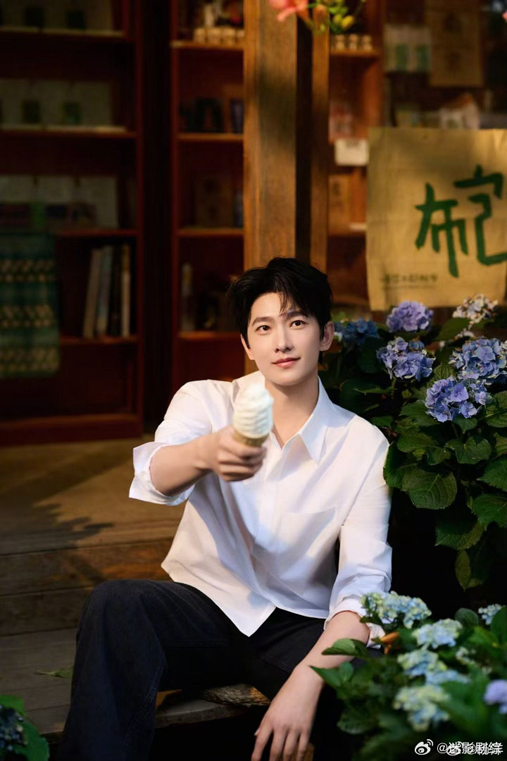 杨洋喂我吃冰淇淋了想吃杨洋的冰淇淋 冰淇淋不是杨洋喂的我不吃🍦真不错