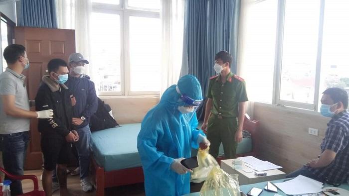 越南大叻警方在一酒店内，抓获4个正在吸食毒品的人员，发现了12个塑料包装，其中包