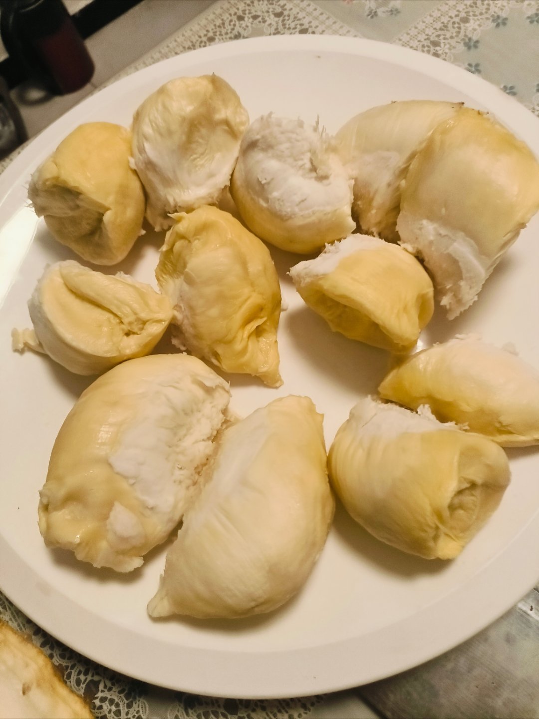 哇偶，看看这个榴莲大不大？肉也不少啊，沾我妹妹光了，天天闻味儿，今天终于吃着了，