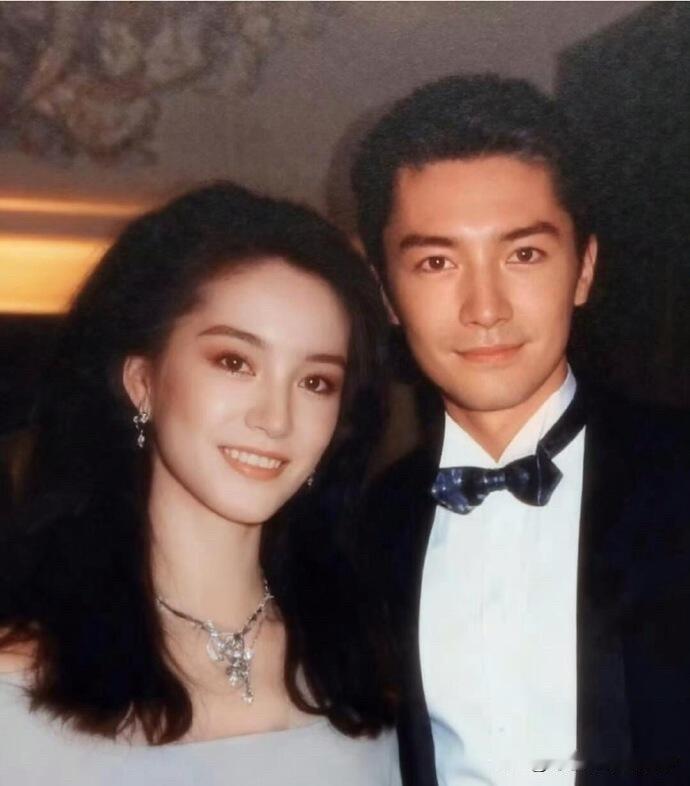 亚洲顶级帅哥和美女的合影，让人看着挪不开眼睛，林青霞自然美，很有女人味，高雅、清