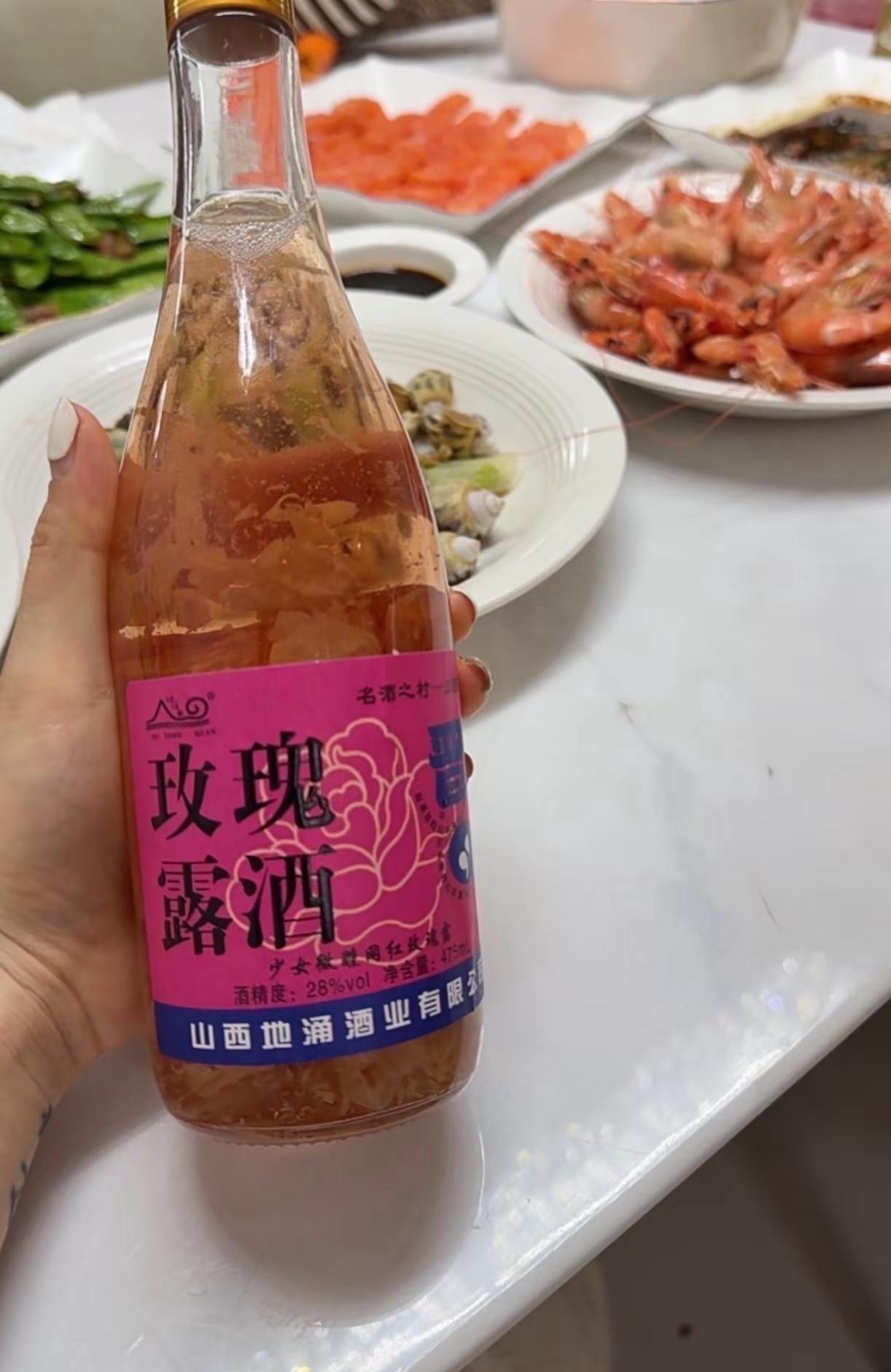 喝到微醺的时候，人就会变得感性，想说的话都在眼里，在酒里，借着七分醉意，敬过往，