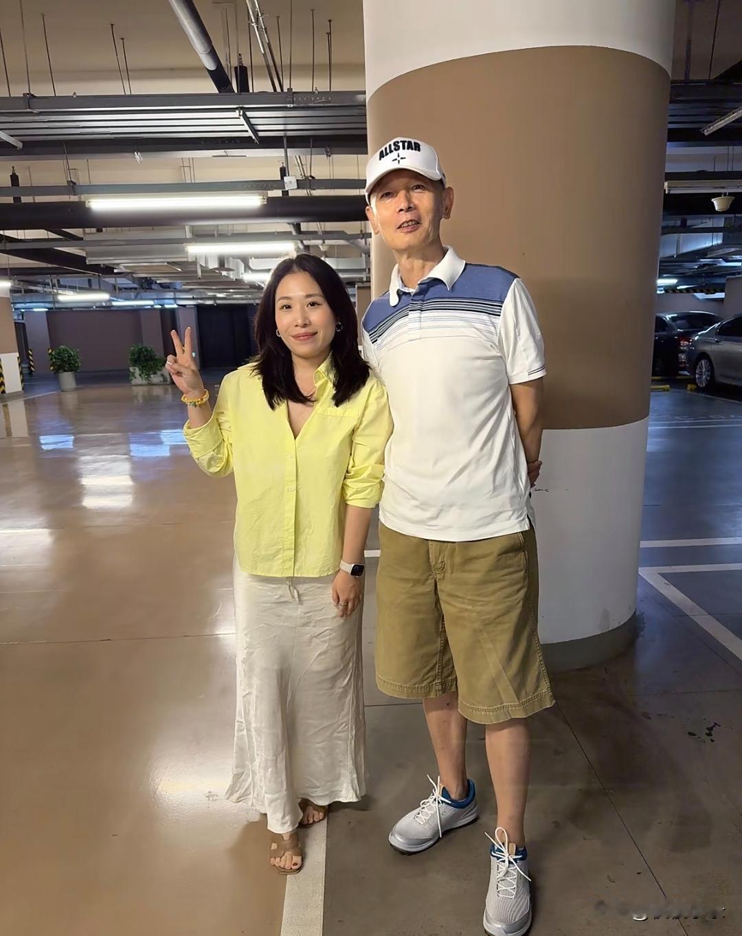 57岁蔡国庆和朋友聚餐，他穿着短裤和拖鞋，两条腿好细，整个人神采奕奕，状态真好！