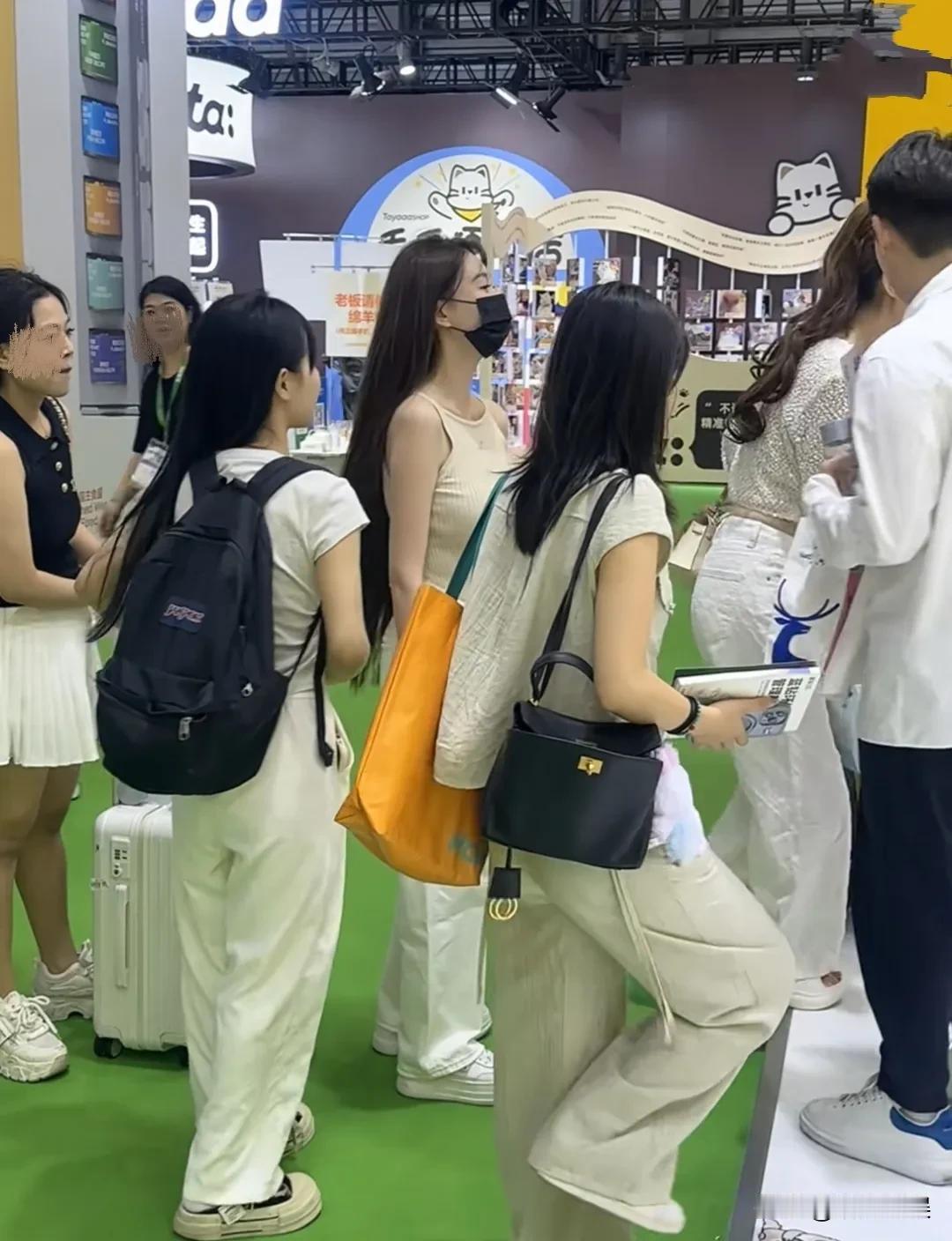 晓明哥前女友叶珂现身上海亚宠展，她带着助理和几个好友，看起来人很活跃。
她长发齐