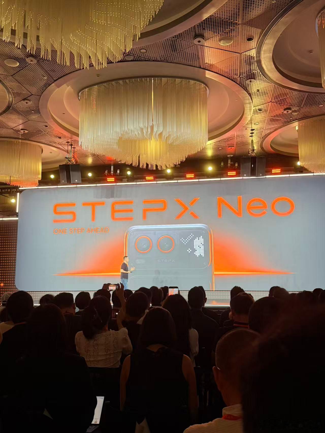 应该是第一家大模型公司自己推出的原生 AI 手机？之前的 AI 公司都在做一些屁