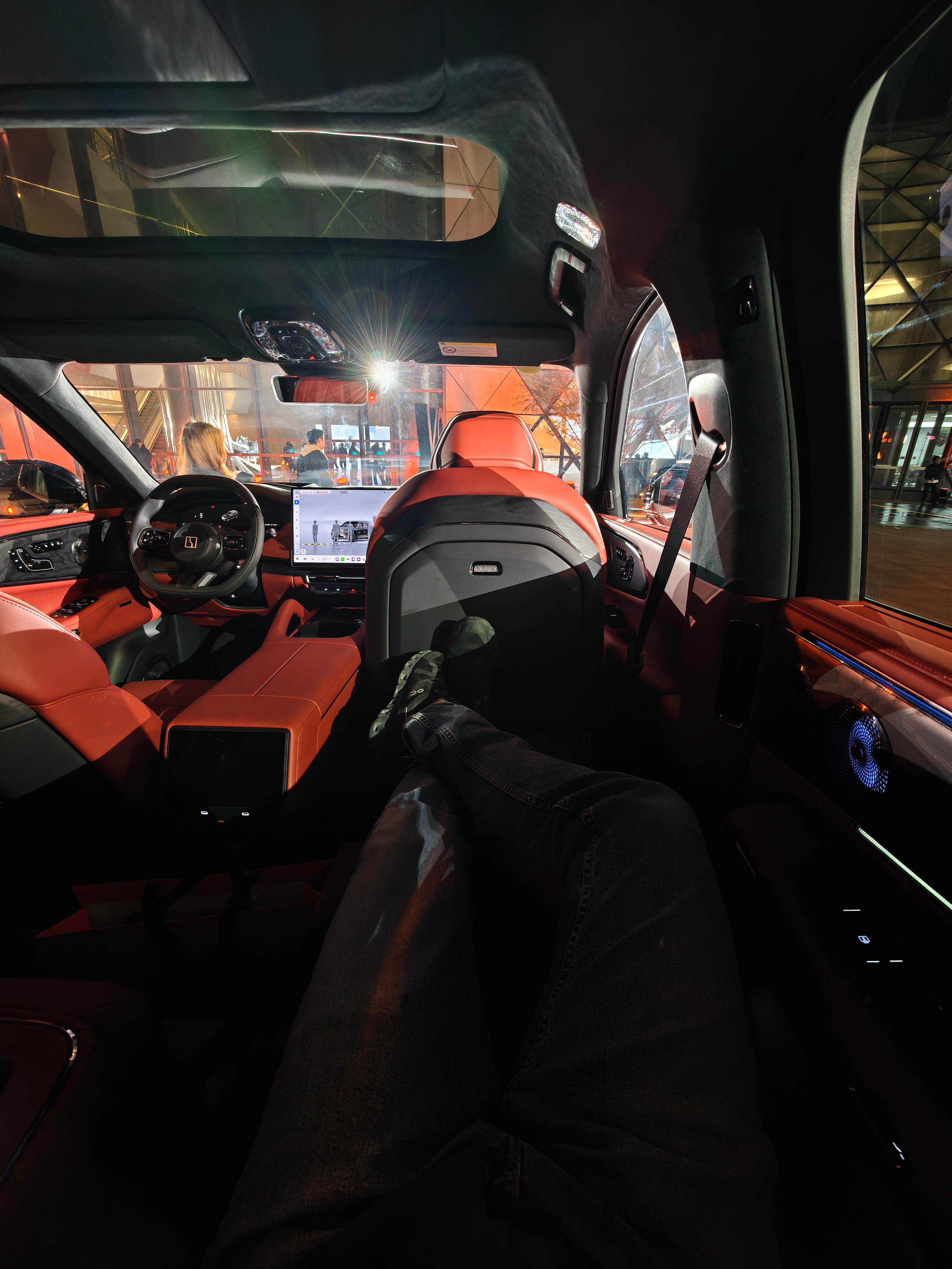 从极氪8X发布会结束出来还没到家，人家订单已经一万了。因为没有去拍过静态，刚发布