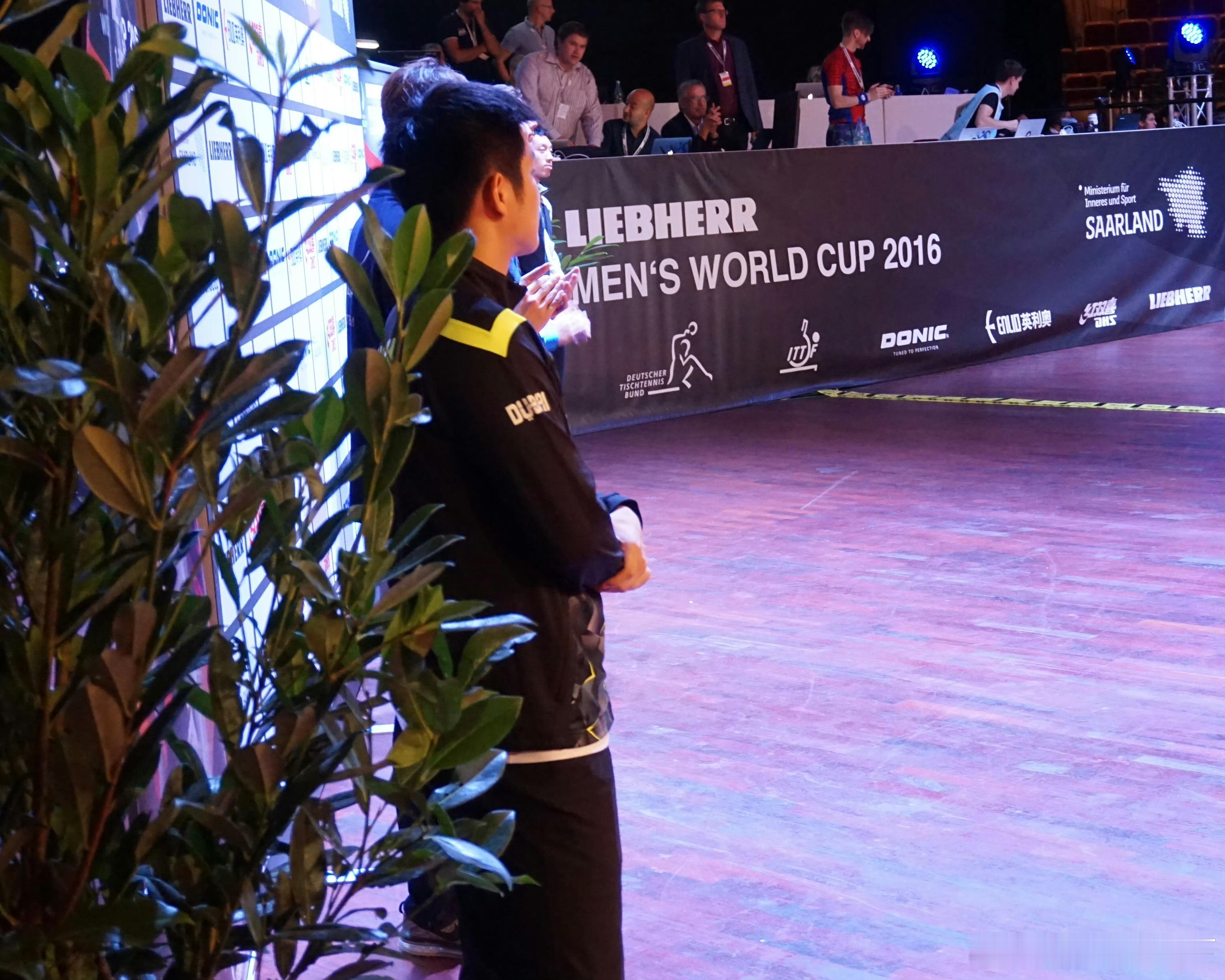 这是2016年萨尔大厅的樊振东，这一刻真的很有命运感，10年一个轮回，意义深远。