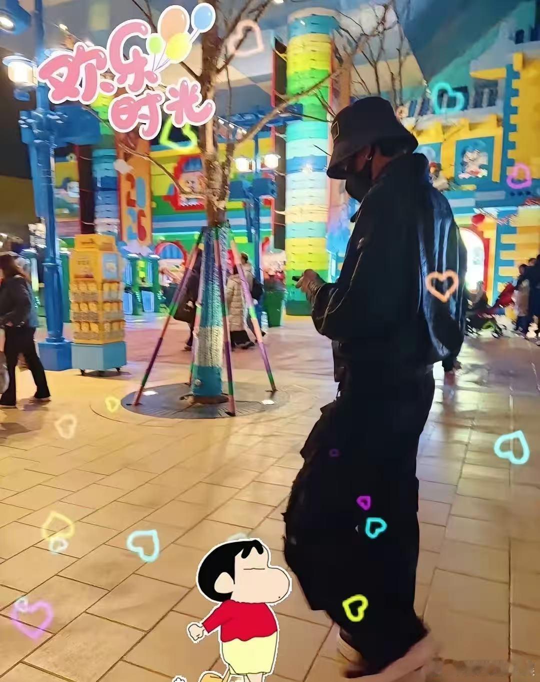 上海乐高乐园偶遇张若昀唐艺昕一家上海乐高乐园偶遇张若昀唐艺昕一家，这俩人是把日子