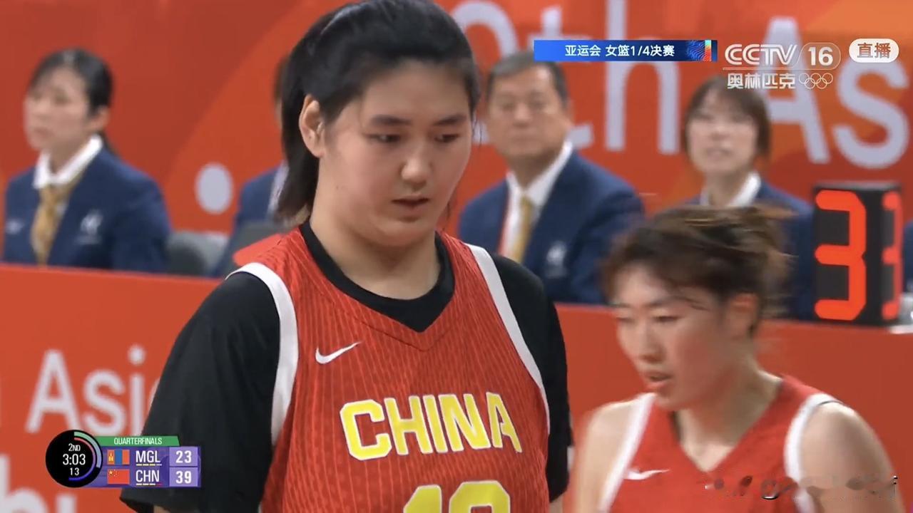 亚运女篮1/4决赛，第一节24-23，第二节25-5，这慢热太明显了，张子宇鹤立