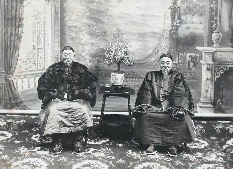 ·这是1896年，李鸿章和长兄李瀚章一张罕见的老照片，镜头中两人穿着一身裘皮大衣