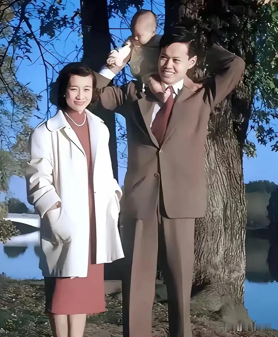 杨老的两位夫人，仔细看，是不是很像一对姐妹花。
    精雕细琢，完美无瑕。这才