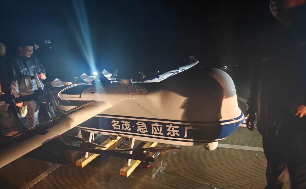 受台风强降雨影响，广西南宁横州、贵港、宾阳等地爆发特大洪涝，大量村镇沦为孤岛，道
