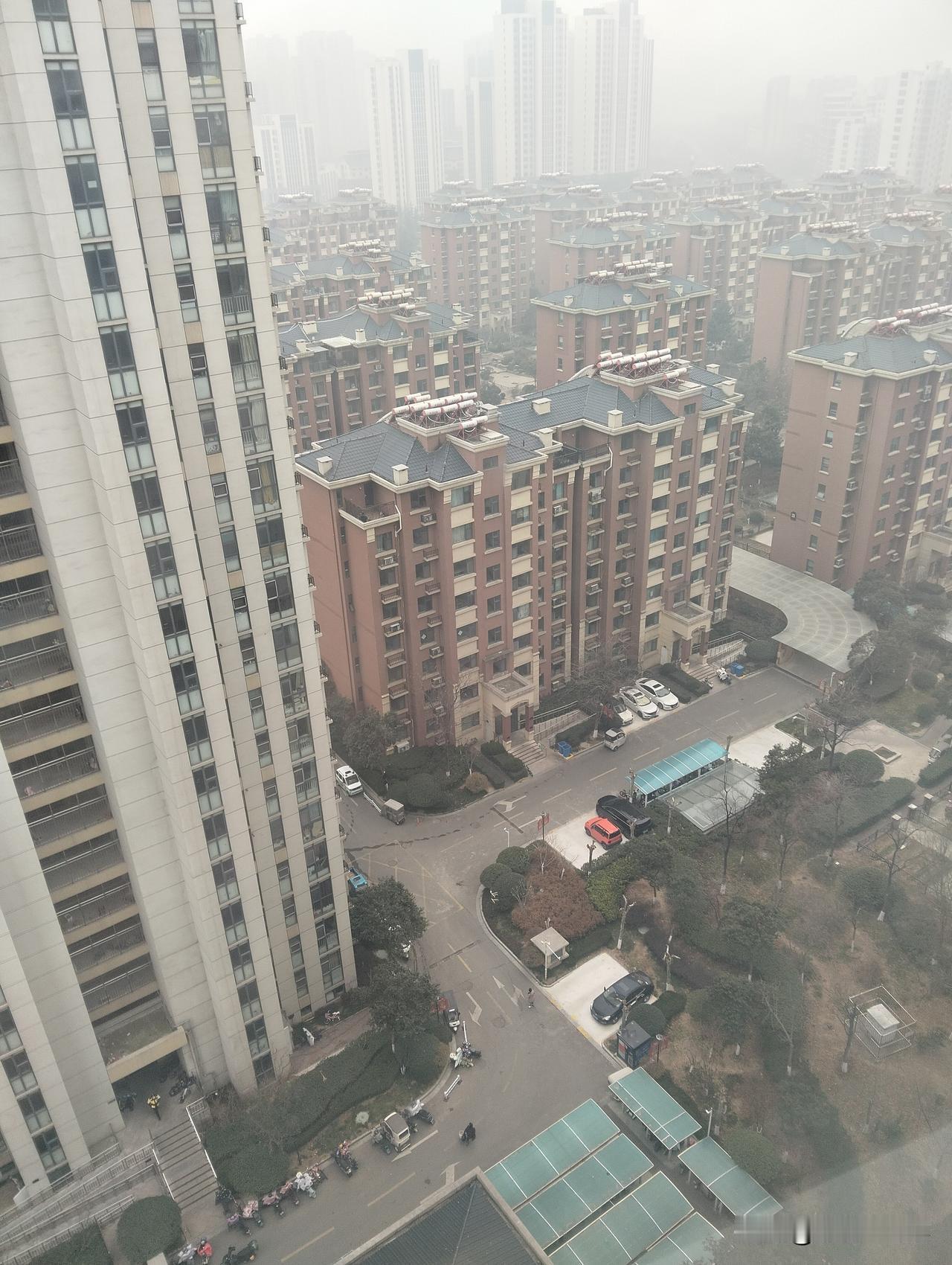 说句实话，居住城市虽然不错，但是空气不是很好，看着城市的早上有点雾茫茫的感觉！真