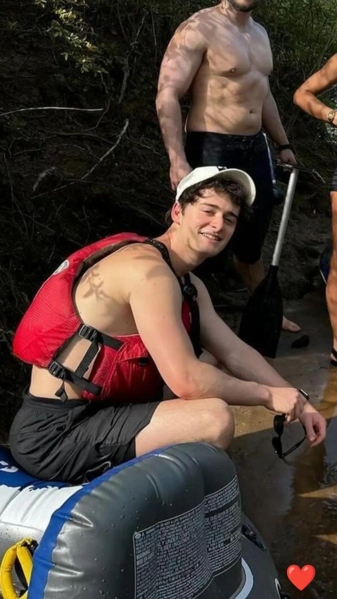 Noah Schnapp 跟肌肉男结伴出行，春游玩水喂鸭子了，生活过得很有情调。