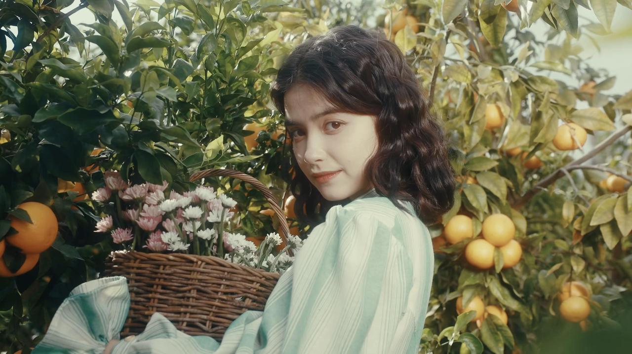 果园人像最具生活感，充满了情感和情绪。看这一组，整体色调温暖柔和，极具画面感染力