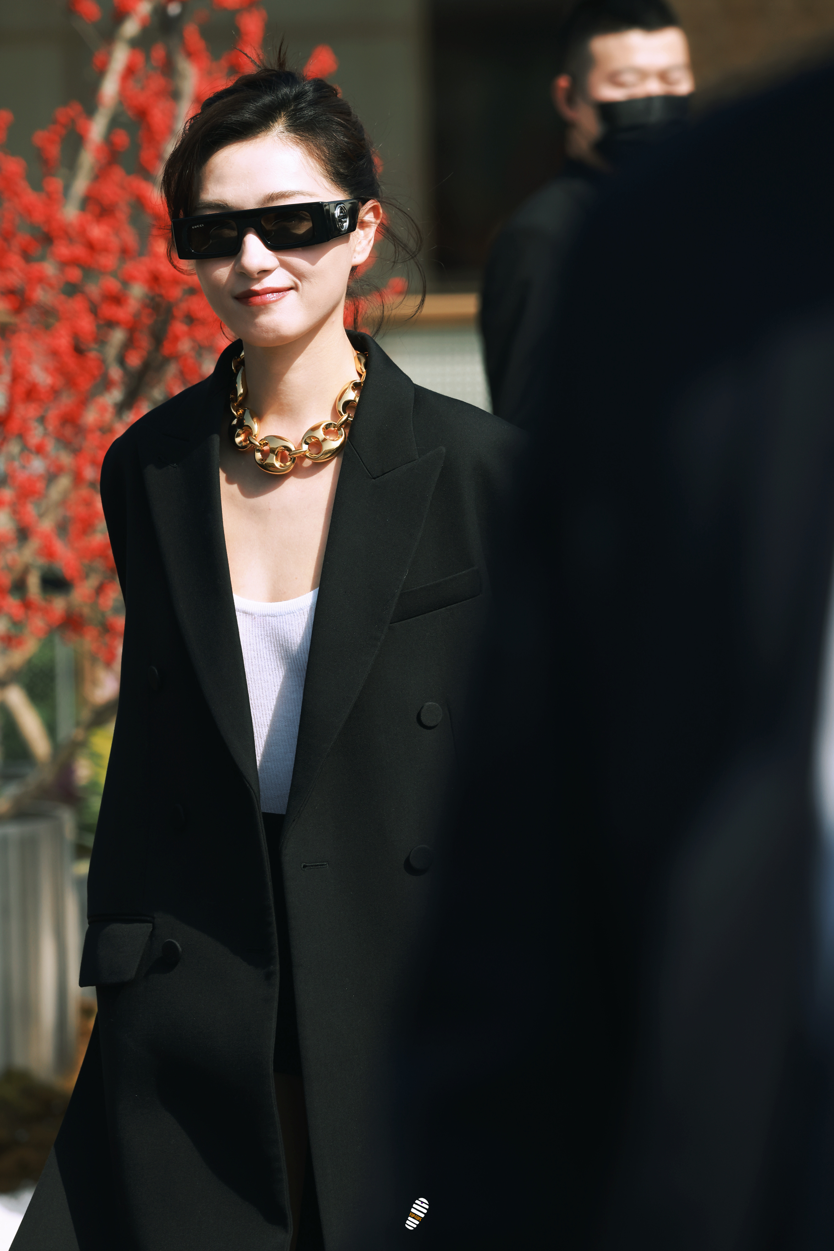 #万茜大佬出街造型# 万茜今日活动造型，大佬出街，戴墨镜好酷啊 ​​​