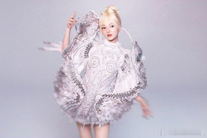 王亚飞给张韶涵化的银翼战姬妆张韶涵银调眼妆搭配利落线条，又飒又美，完美展现出舞台