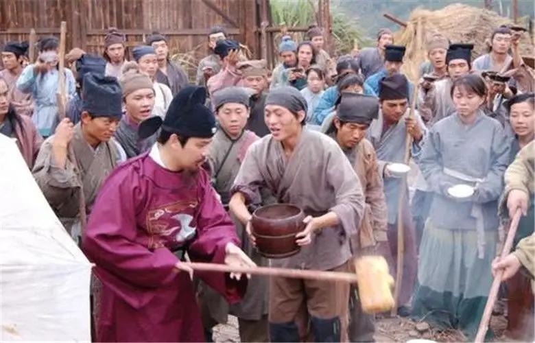 私自赈灾等于谋反？在"普天之下莫非王土"的法理里，赈灾不是慈善，是皇权对民心的独