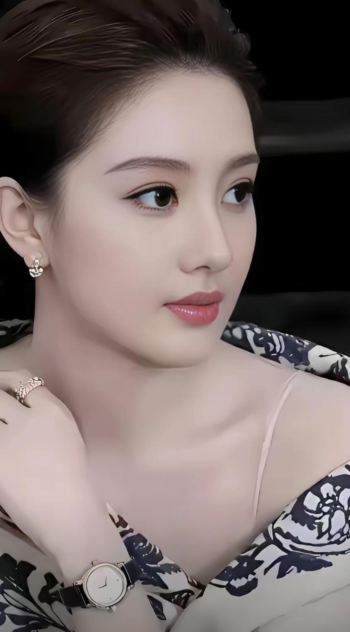 一见钟情就是累生累世得缘分，一见钟情就是第一眼看到他，感觉对方很面熟。一见钟情就