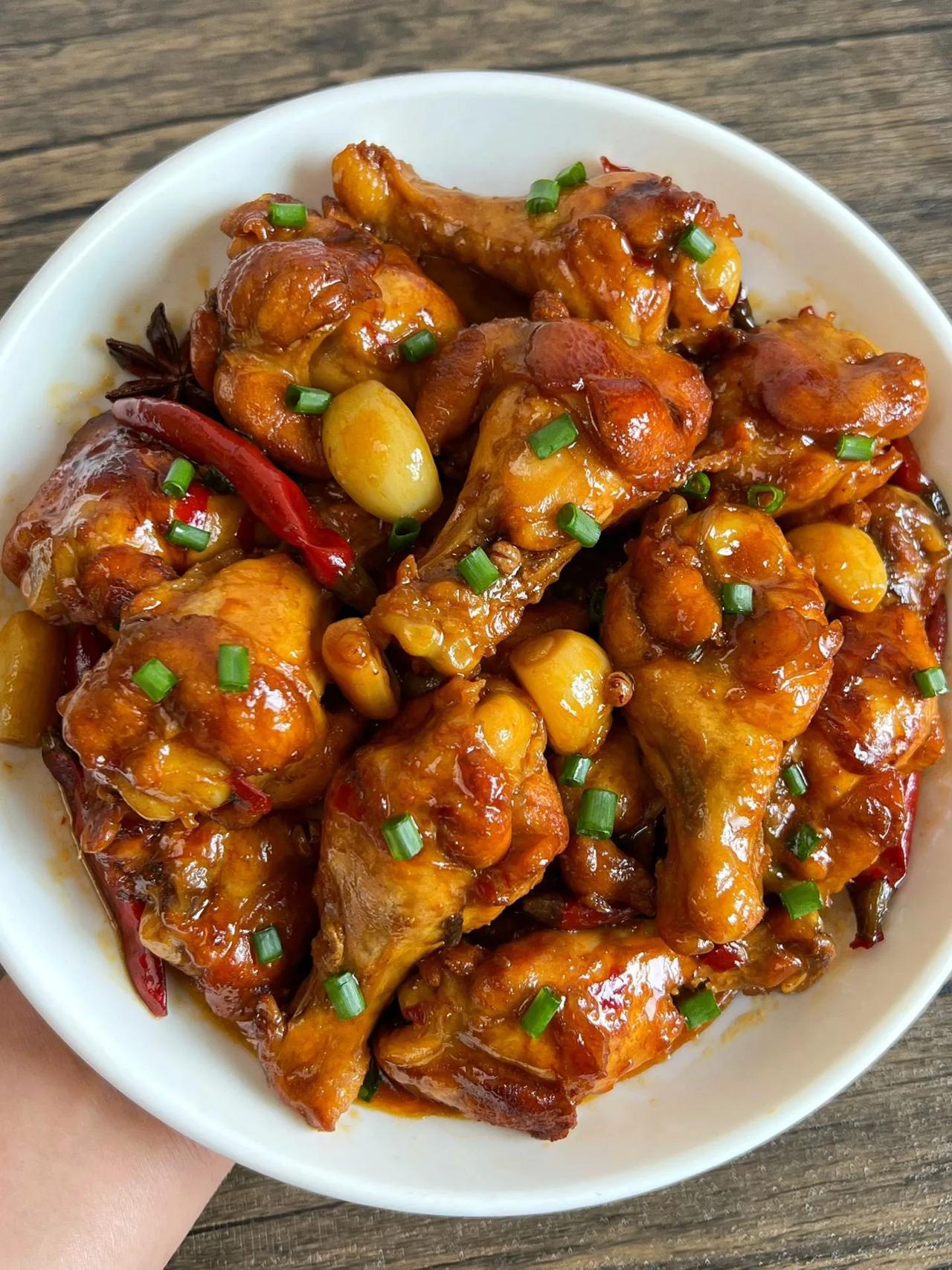 家常硬菜!简单版红烧小鸡腿教程
       红烧小鸡腿块好吃到没朋友！今天我们