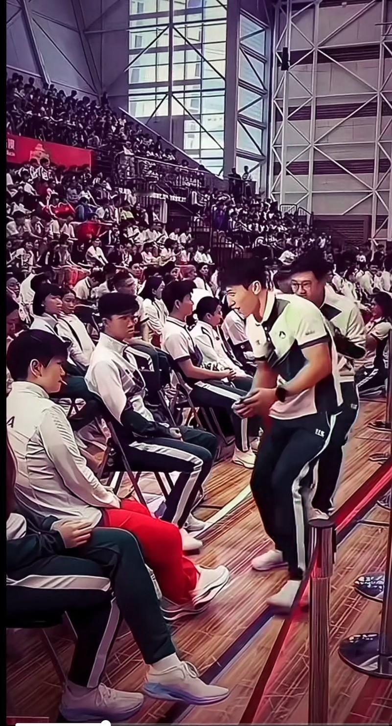 鸟么悄的来找莎莎合影，这两也太逗了[捂脸]
他俩偷偷摸摸的来干啥？这是打算把莎莎