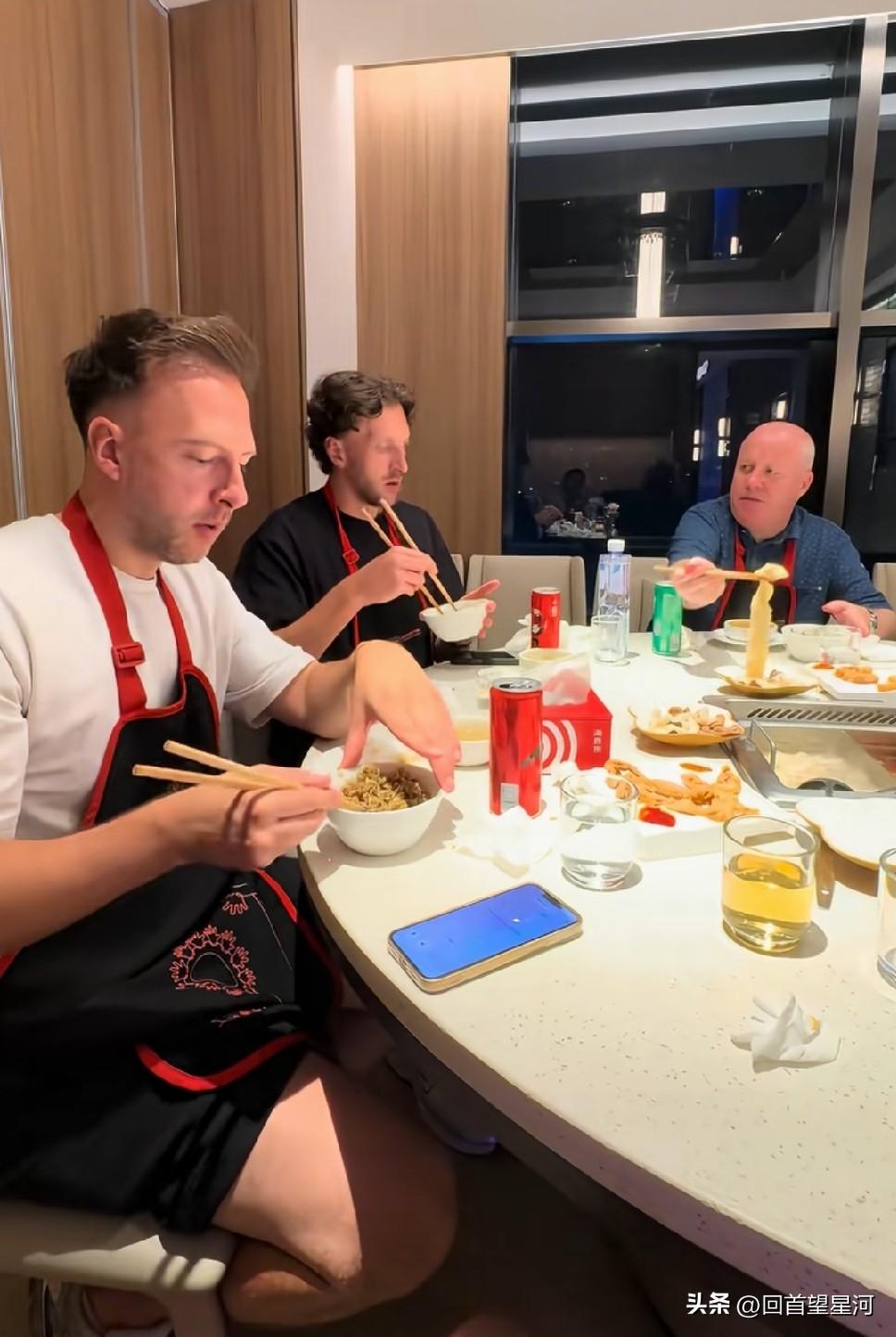 这些斯诺克球员筷子用的都不错，一看就知道没少吃中餐，老巫师希金斯用的最溜，用筷子
