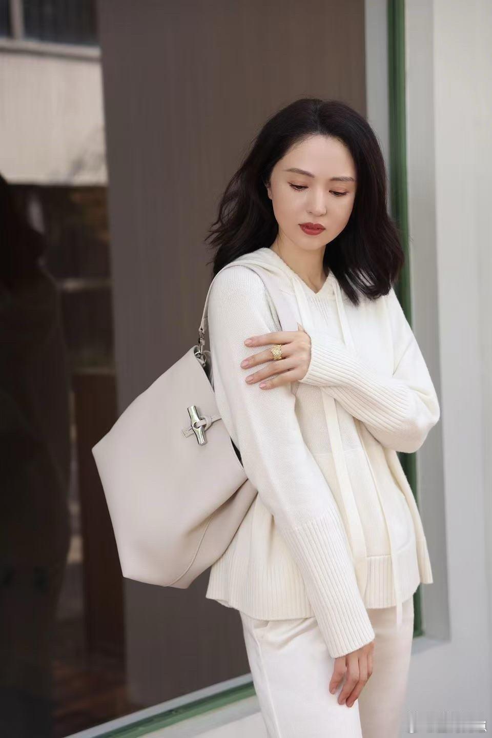 董璇这气质简直绝了！简简单单的白色连帽衫搭配直筒裤，被她穿出了高级感，温柔又减龄