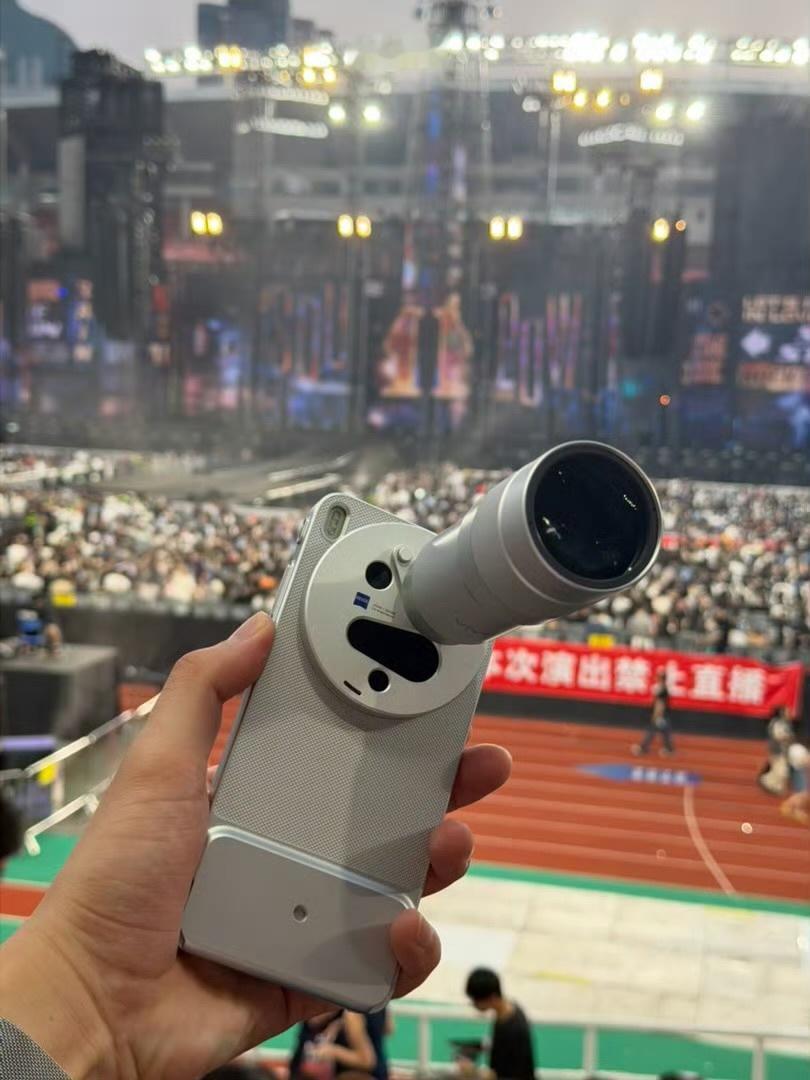 上个月看演唱会780的看台，拍成vip的票一样，400mm增距镜真的太好用了