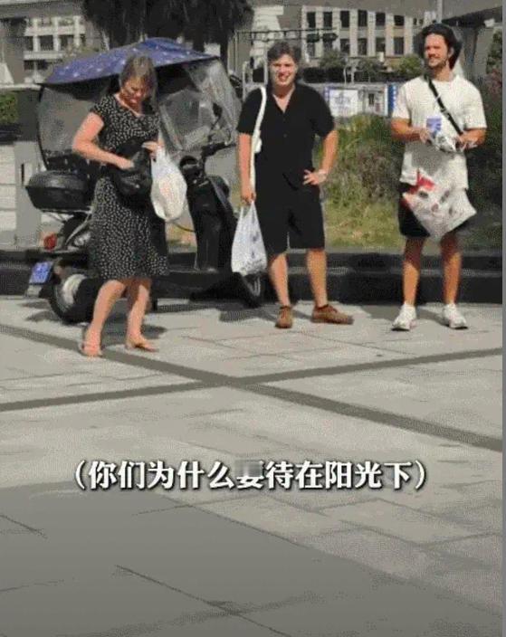 “活久见！”浙江，35℃高温，街头突然出现一群人，有男有女，穿着短裤T恤，晒着阳