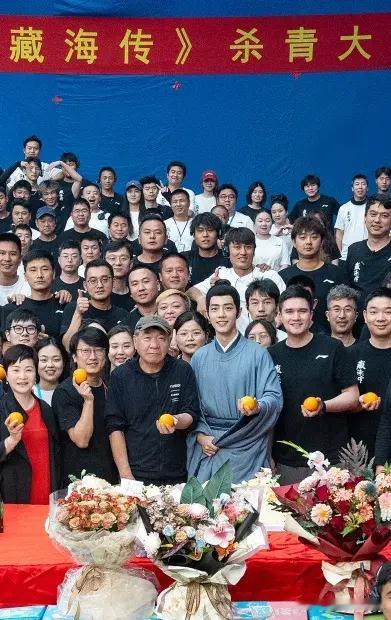 肖战《藏海传》杀青大合照，只有他一个人穿着古装，好显眼，大家都陆续杀青了，就剩下
