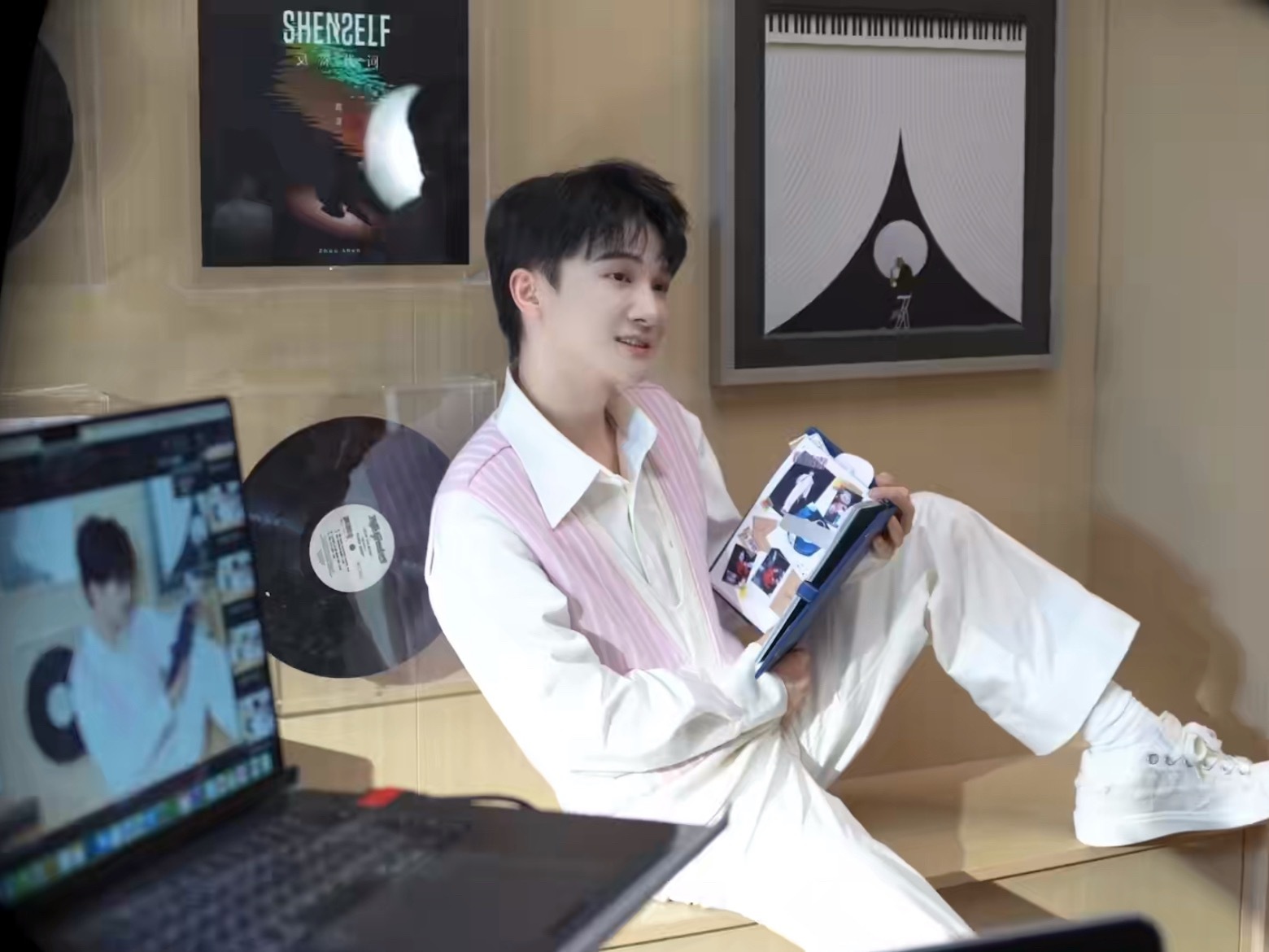 我才发现这墙上还挂着个反深代词