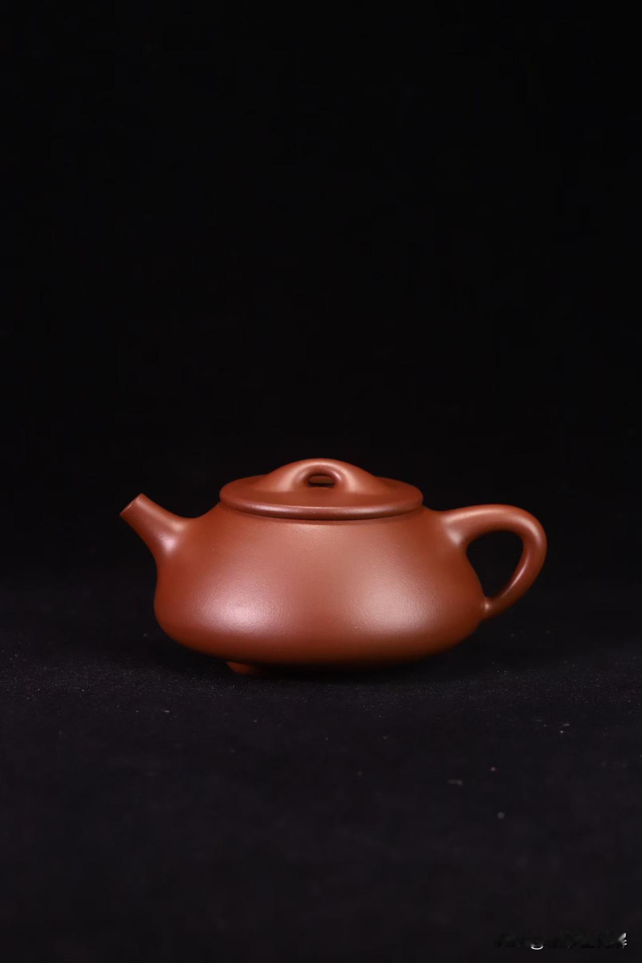 收藏级紫砂壶怎么选？先看这2点
周末，老陈拎着一把锦盒装的紫砂壶来找我。
“帮我