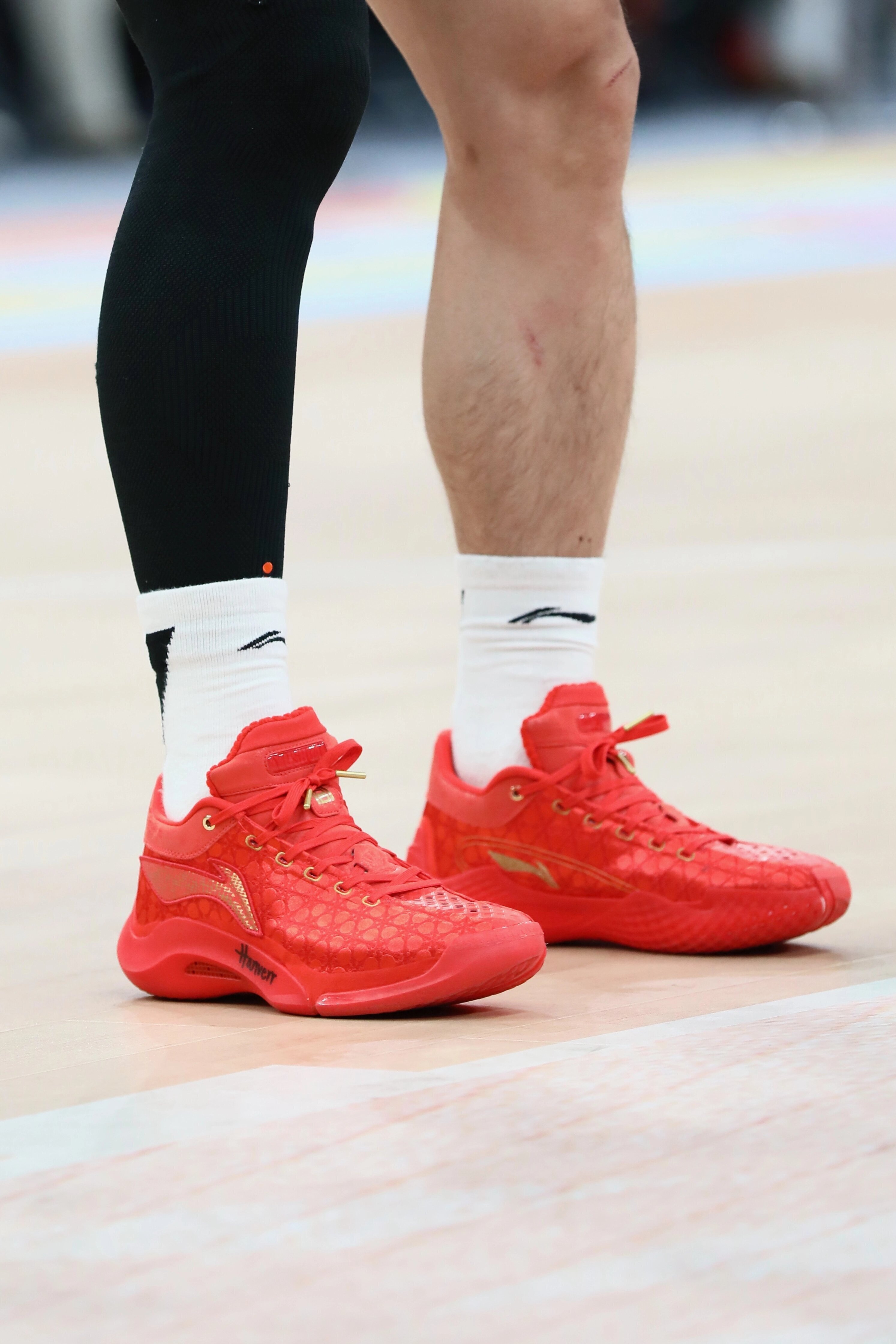 水唬开箱 临近过年咯中国球员定要穿自己的红球鞋很潮潮流inbox