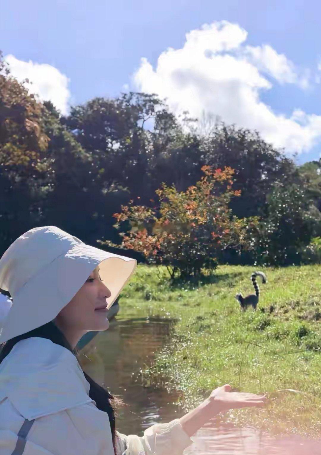 李沁分享综艺旅行美照，穿白色外套戴着墨镜，脸好小好精致！ ​​​