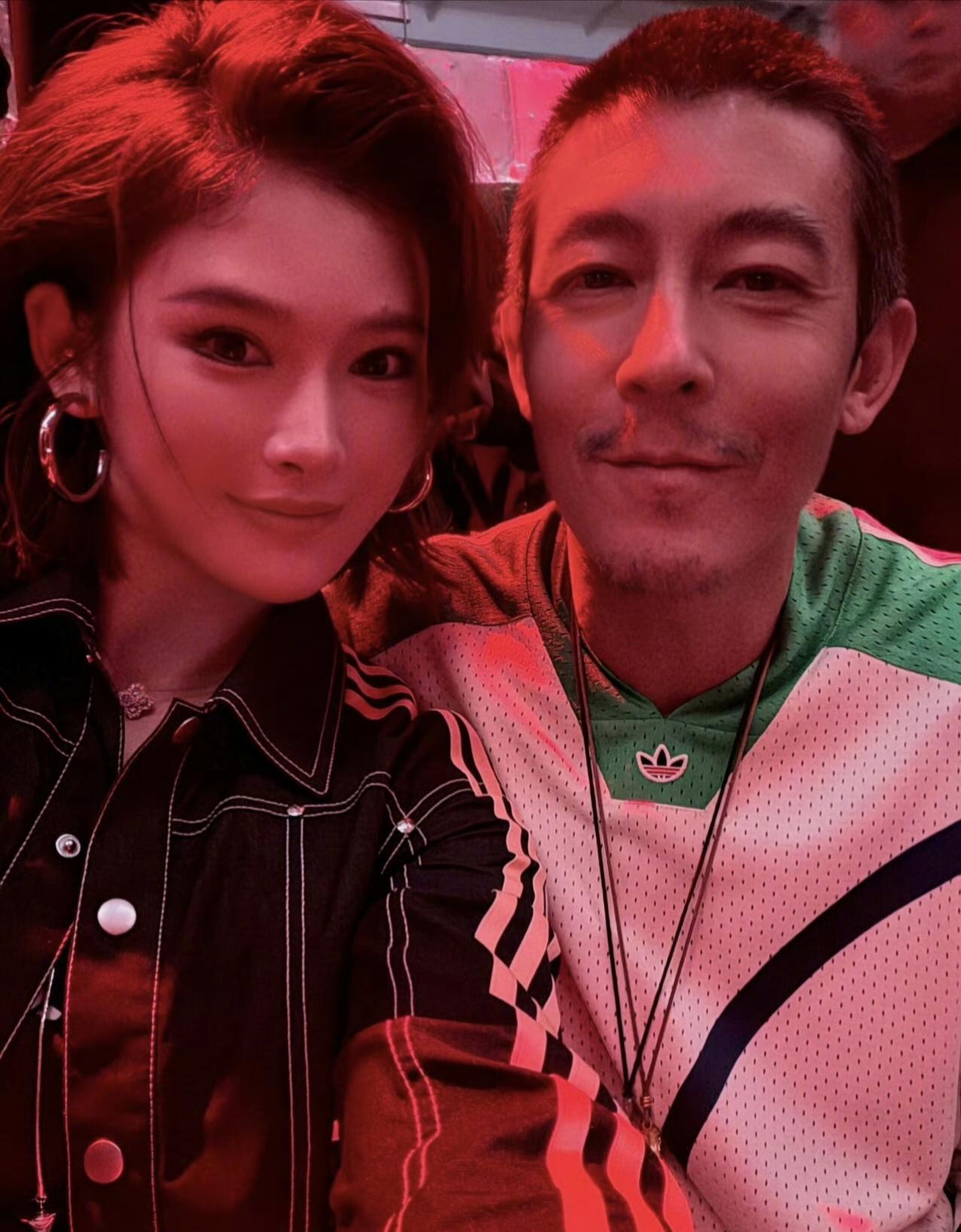 吴艳妮这波晒合照真的把我看懵了，谁能想到跨栏赛场的飒爽女飞人，和童年记忆里的陈冠