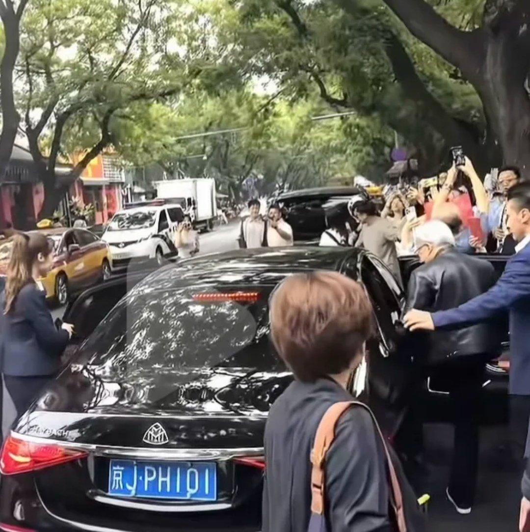 🔻黄仁勋在北京打的滴滴打车迈巴赫，北京雨夜高架桥迈巴赫特朗普连发15张图分享中
